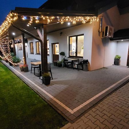 Hotel & Restauracja Wroblewscy Karniewo Exterior photo